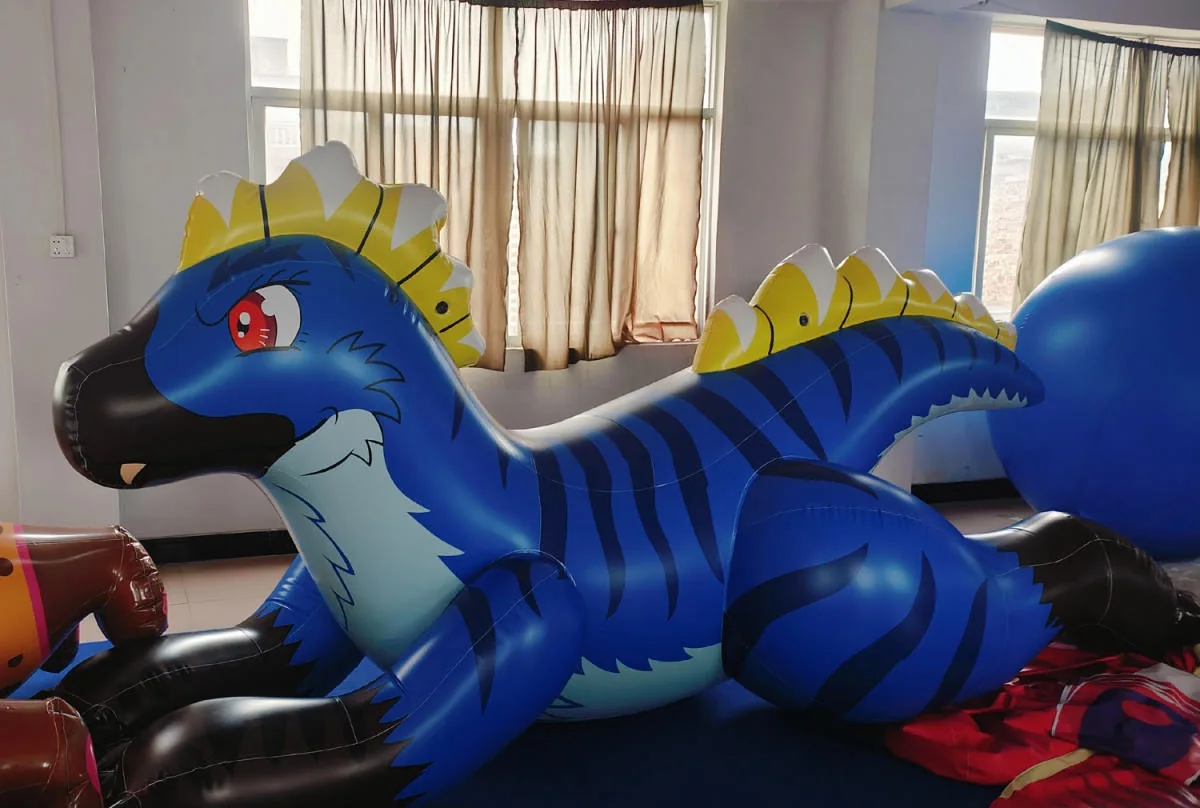 Großer blauer aufblasbarer Dinosaurier