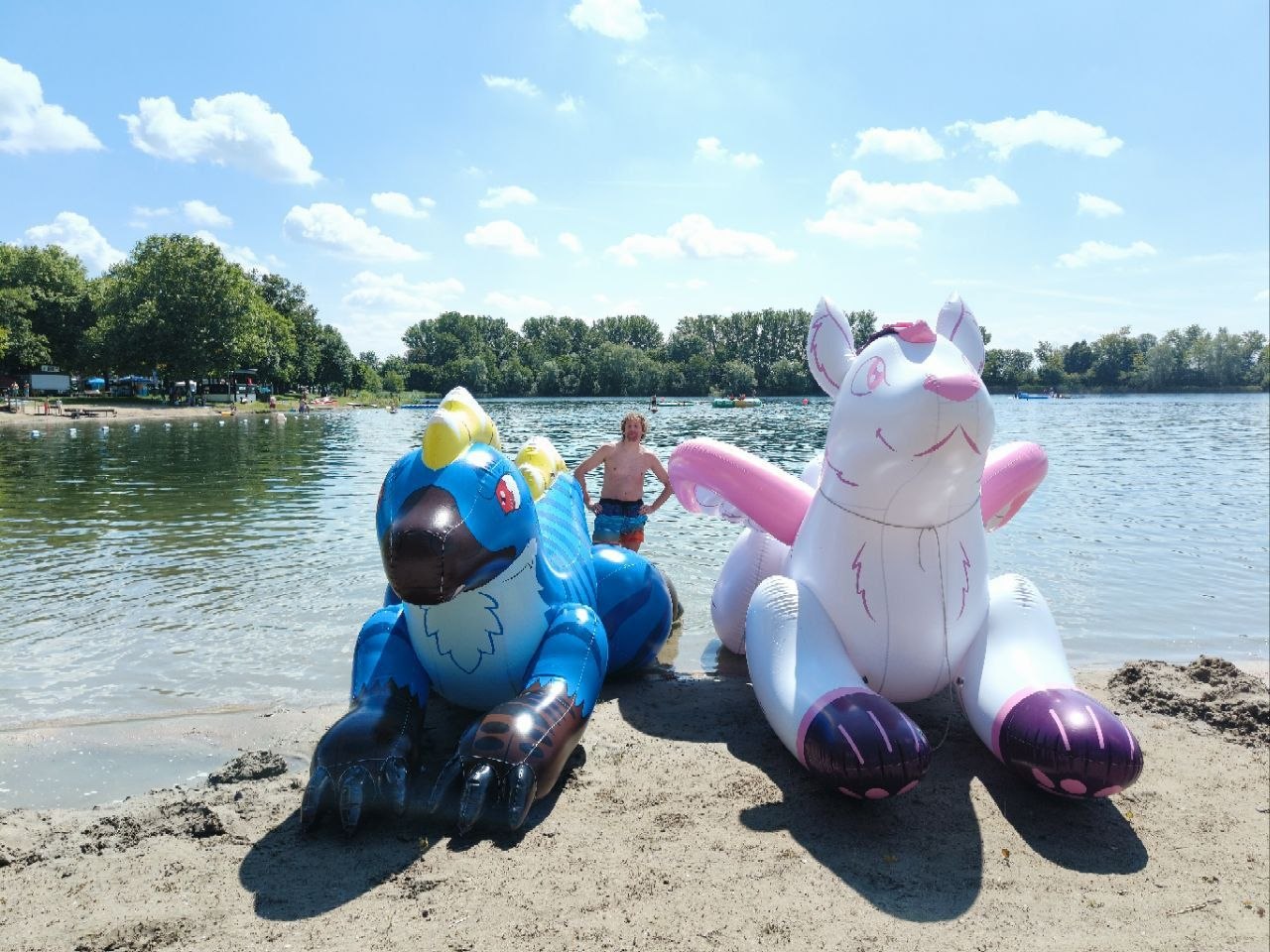 Zwei große aufblasbare Tiere bei einer Veranstaltung am See